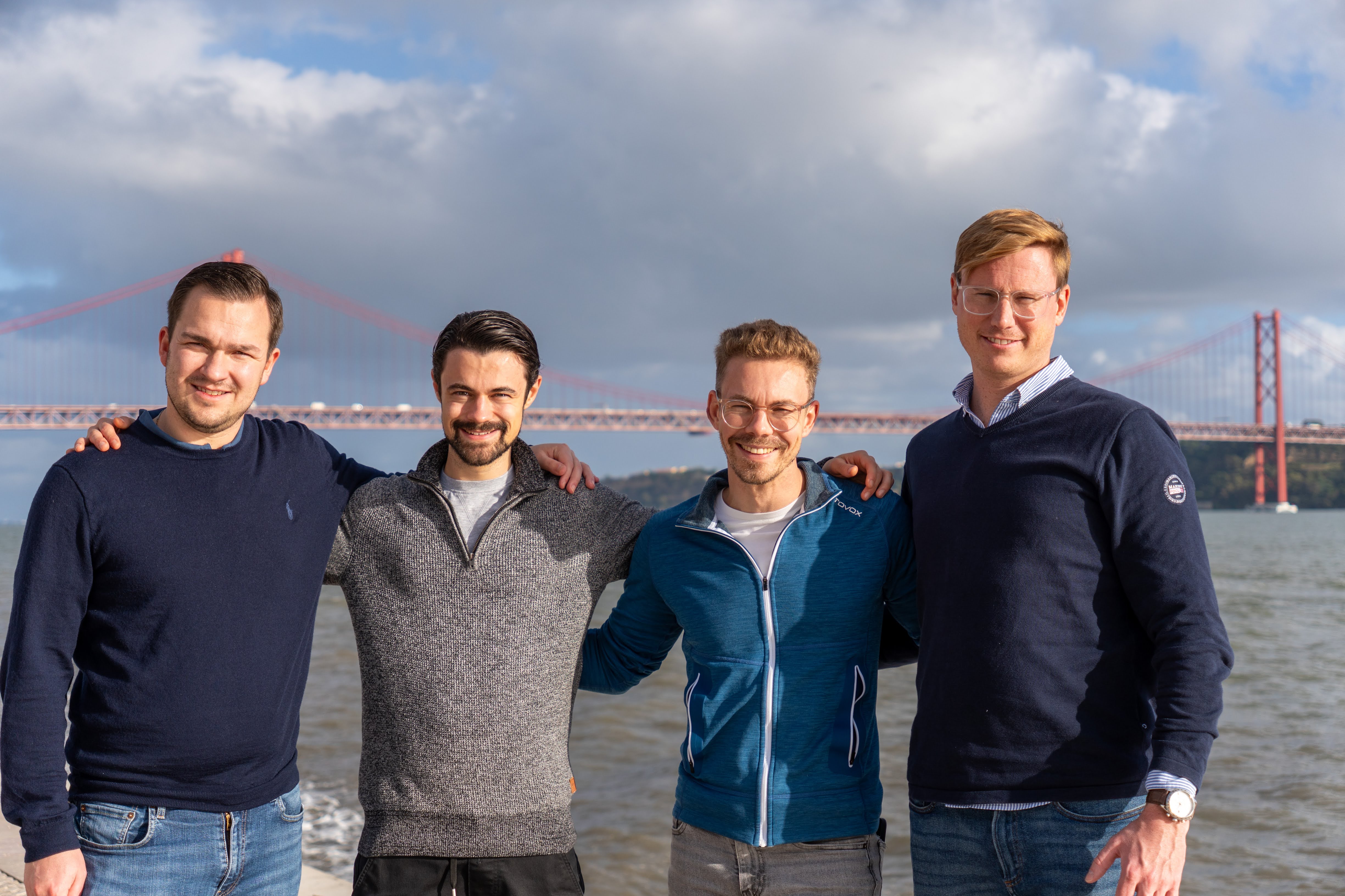 Fizard team in front of the Golden Gate Bridge